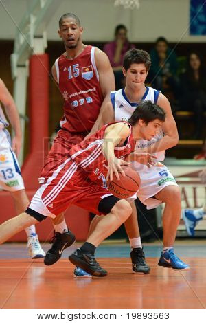 KAPOSVAR, Ungarn - januar 12: Gergely Kutasi (i hvidt) i aktion på en Hugarian Cup basketball spil.