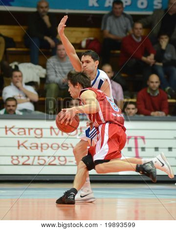 KAPOSVAR, Ungheria - 12 gennaio: Tamas Markus (in bianco) in azione durante una partita di basket Coppa ungherese