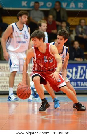 KAPOSVAR, Ungarn - januar 12: Gergely Kutasi (R) i aktion på en Hugarian Cup basketball spil Kapos