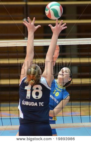 KAPOSVAR ฮังการี - 14 มกราคม: Szandra Szombathelyi (R) ในการดำเนินการใน wom ลี I. NB ฮังการี