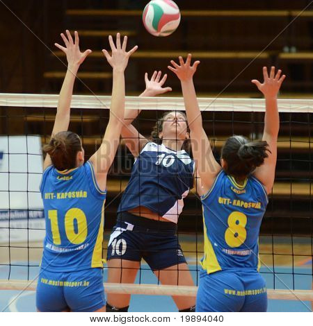 KAPOSVAR ฮังการี - 14 มกราคม: Szombathelyi Szandra (L) บล็อกลูกที่ Leag I. NB ฮังการี