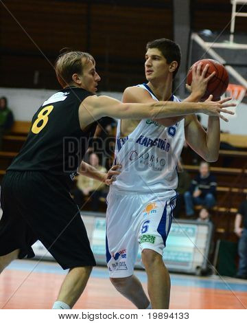 KAPOSVAR, Ungarn - 22. januar: Gergely Kutasi (R) i aktion på en ungarsk mesterskab ba