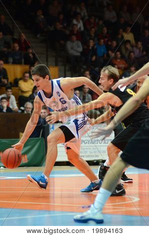 KAPOSVAR, Ungarn - 22. januar: Gergely Kutasi (6) i aktion på en ungarsk mesterskab ba