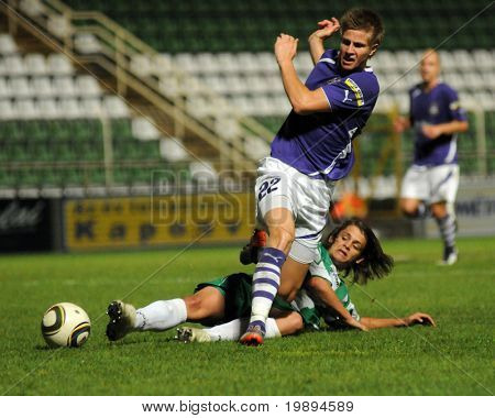 KAPOSVAR, Hungría - 24 de julio: Kornel Kulcsar (en verde) en acción en un partido de fútbol de la Copa de la Liga húngara