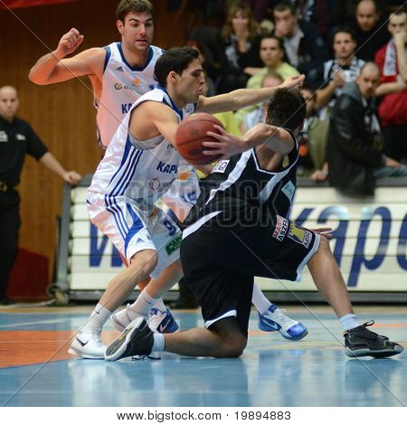 KAPOSVAR, Ungheria - 30 gennaio: Tamas Markus (9) in azione a un campionato nazionale ungherese bask