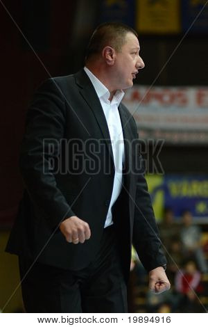 KAPOSVÁR, Hungria - 30 de janeiro: Szrecsko Szekulovics (treinador de Pecs) em ação em um nacional húngaro