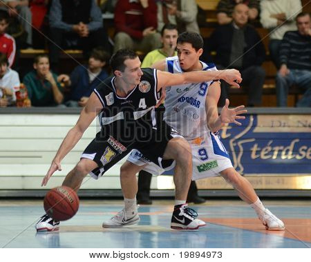 KAPOSVAR, Ungheria - 30 gennaio: Tamas Markus (9) in azione a un campionato nazionale ungherese bask