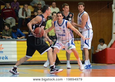 KAPOSVAR, Ungheria - 30 gennaio: Tamas Markus (9) in azione a un campionato nazionale ungherese bask