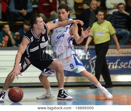 KAPOSVAR, Ungheria - 30 gennaio: Tamas Markus (9) in azione a un campionato nazionale ungherese bask