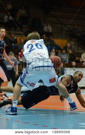 KAPOSVAR, Ungarn - 26. Januar: Joshua Wilson (20) in Aktion bei einem Basketballspiel der ungarische Cup Kapos