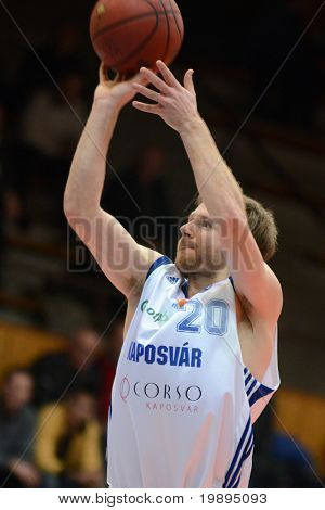 KAPOSVAR, Ungarn - 26. Januar: Joshua Wilson in Aktion bei einem ungarische Cup Basketball Spiel Kaposvar v
