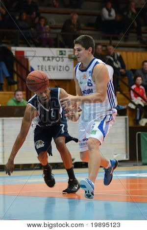 KAPOSVAR, Ungarn - januar 26: Gergely Kutasi (R) i aktion på en Hugarian Cup basketball spil Kapos