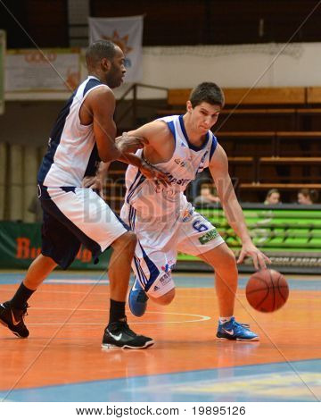 KAPOSVAR, Ungarn - januar 26: Gergely Kutasi (R) i aktion på en Hugarian Cup basketball spil Kapos