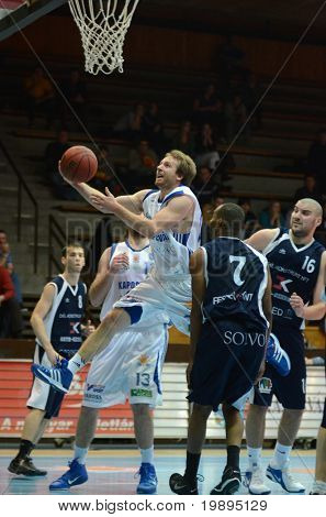 Kaposvar, Ungarn 26. Januar: Joshua Wilson (mit dem Ball) in Aktion auf eine ungarische Cup-Basketball