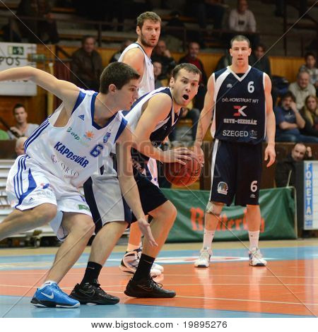 KAPOSVAR, Ungarn - januar 26: Gergely Kutasi (L) i aktion på en Hugarian Cup basketball spil Kapos
