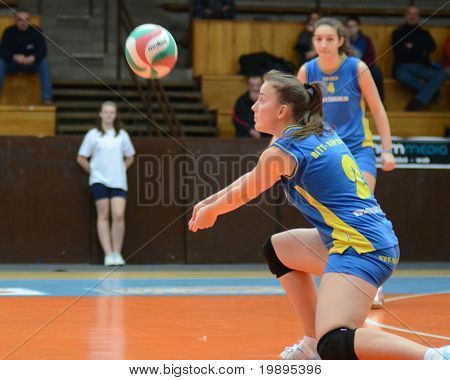 KAPOSVAR, Ungarn - 4. februar: Zsanett Pinter (2) modtager bolden i den ungarske NB I. League w