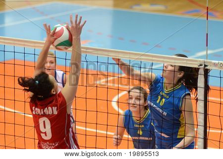 KAPOSVÁR, Maďarsko - 4. února: Szandra Szombathelyi (R) udeří míč na maďarské NB I. Lea