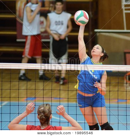 KAPOSVÁR, Maďarsko - 4. února: Barbara Balajcza (R) udeří míč na maďarské NB I. ligy 
