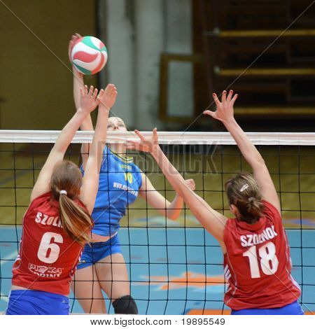 KAPOSVÁR, Maďarsko - 4. února: Szandra Szombathelyi (C) udeří míč na maďarské NB I. Lea