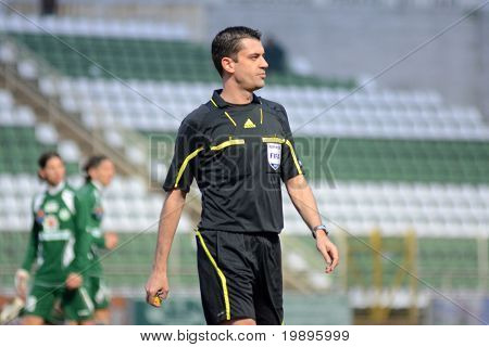 KAPOSVÁR, Hungria - 16 de fevereiro: Viktor Kassai (árbitro) em ação em um Campeonato Nacional Húngaro socce