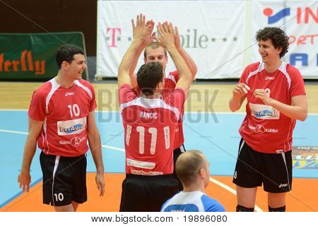 KAPOSVÁR, Maďarsko - 20. února: Kastela hráči před zápasem střední Evropská liga volejbal Kap