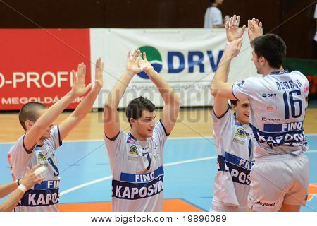 KAPOSVÁR, Maďarsko - 20. února: Kaposvár hráči před zápasem střední Evropská liga volejbal Ka