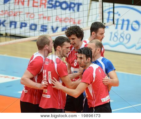 KAPOSVÁR, Maďarsko - 20. února: Kastela hráči slavit na střední Evropská liga volejbal ga