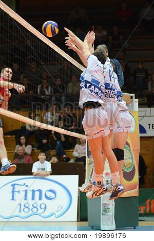 KAPOSVÁR, Maďarsko - 20. února: Neidentifikovaný hráči v akci na střední Evropské ligy volleyba