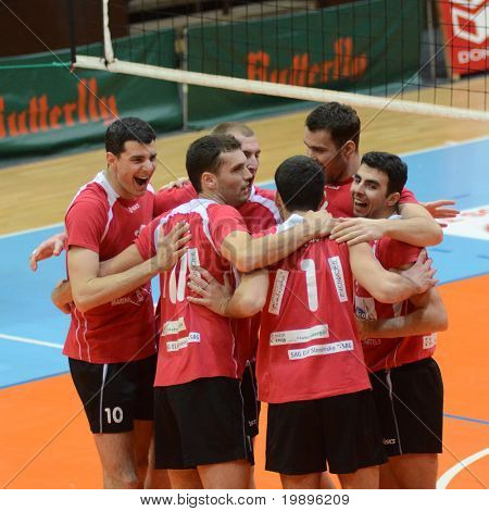 KAPOSVÁR, Maďarsko - 20. února: Kastela hráči slavit na střední Evropská liga volejbal ga