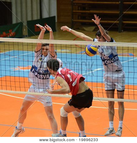 KAPOSVAR, Macaristan - 20 Şubat: Engeller Balazs Bagics (R) bir Orta Avrupa Ligi volle Top