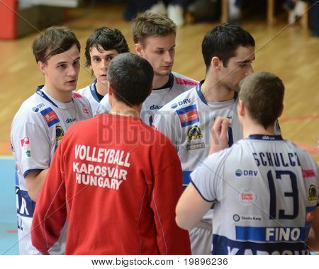 KAPOSVÁR, Hungria - 20 de fevereiro: Kaposvar jogadores ouvir seu treinador em um médio europeu Leagu
