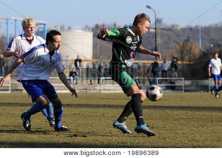 KAPOSVAR, Ungarn - februar 8: Uidentificerede spillere i aktion på en venlig fodbold spil Kaposvar vs