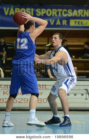 KAPOSVAR, Ungheria - 26 febbraio: Medve Mate (R) in azione in un campionato nazionale ungherese baske