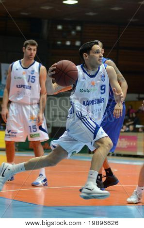 KAPOSVAR, Ungheria - 26 febbraio: Tamas Markus (9) in azione in un campionato nazionale ungherese bas