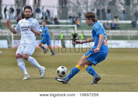 KAPOSVÁR, Węgry - 12 marca: Vilmos Melczer (na niebiesko) w akcji węgierskiej krajowej Championsh