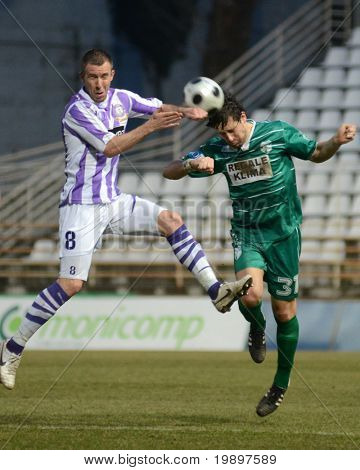 Kaposvar, Ungarn März 16: Jozsef Zsok (R) in Aktion bei eine ungarische nationale Cup Fußball-Spiel-ka