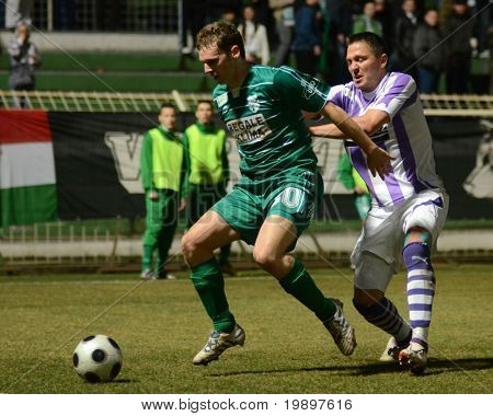 KAPOSVAR, Ungheria - 16 marzo: Mihaly Korhut (L) in azione durante una partita di calcio Coppa nazionale ungherese- 