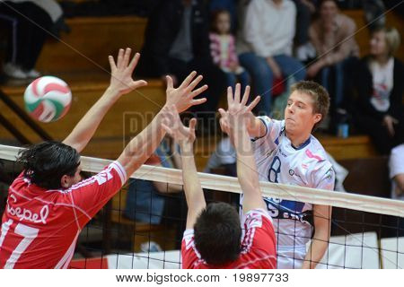 KAPOSVAR, Ungheria - 18 marzo: Roland Gergye (R) colpisce la palla a un Championsh nazionale ungherese