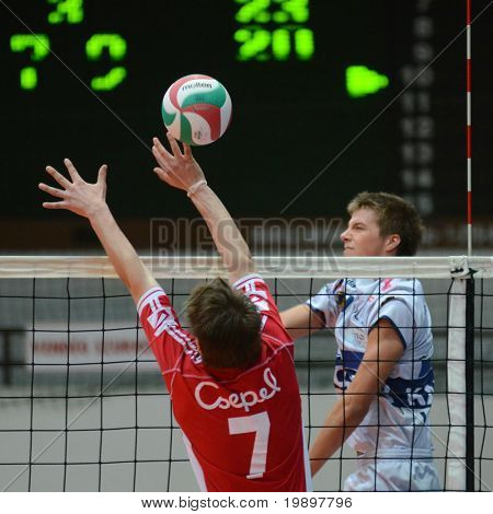 KAPOSVAR, Ungheria - 18 marzo: Roland Gergye (R) in azione in un campionato nazionale ungherese volle