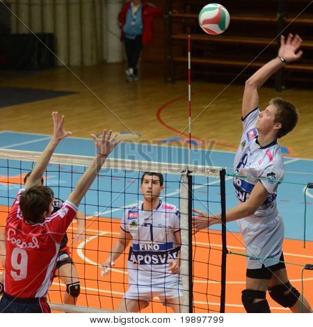 KAPOSVAR, Ungheria - 18 marzo: Roland Gergye (R) colpisce la palla a un Championsh nazionale ungherese