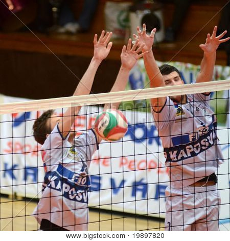 KAPOSVÁR, Maďarsko - 18. března: Akos Hoboth (R) blokuje míč v Maďarské národní mistrovství v