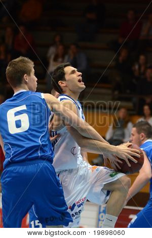 KAPOSVAR, Ungheria - 19 marzo: Tamas Markus (in bianco) in azione a un campionato nazionale ungherese