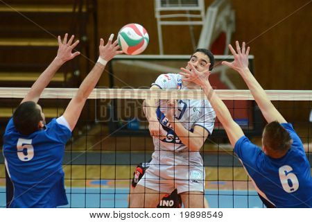 Kaposvar, Ungarn März 28: József Nagy (c) schlägt den Ball an eine Nemzeti Bajnokság 