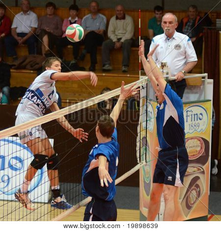 KAPOSVAR, Ungheria - 28 marzo: Roland Gergye (L) colpisce la palla a un Championsh nazionale ungherese