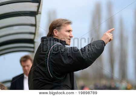KAPOSVÁR, Hungria - 1 de abril: Tibor Sisa (treinador de Kaposvar) em ação em um Champio Nacional Húngaro