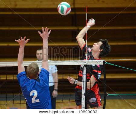 KAPOSVAR, Macaristan - 3 Nisan: Balazs Bagics (R) eylem bir Macar Ulusal Şampiyonası volleybal