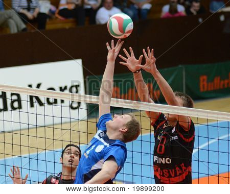 KAPOSVAR, Ungheria - 3 aprile: Roland Gergye (R) in azione in un volley campionato nazionale ungherese