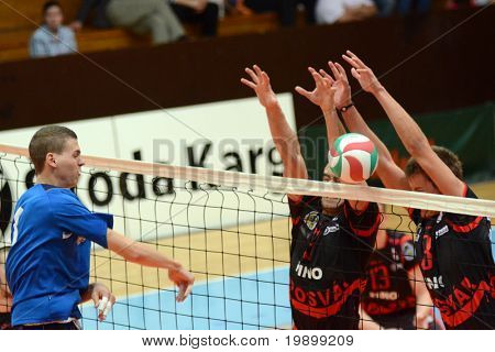 KAPOSVAR, Ungheria - 3 aprile: Roland Gergye (R) in azione in un volley campionato nazionale ungherese