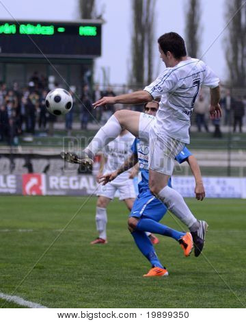 KAPOSVÁR, Hungria - 16 de abril: Boris Gujic (em branco) em ação em um Campeonato Nacional Húngaro 