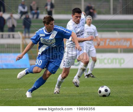 KAPOSVÁR, Hungria - 16 de abril: Patrik Tischler (em azul) em ação em um Championsh Nacional Húngaro